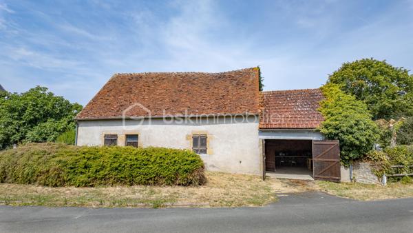 Laissez vous charmer par cette belle maison berrichonne de caractère chargée d'histoire. Cette propriété, qui s'apparente à un ancien relais de poste, érigée au tout début du 20ème siècle saura vous surprendre par ses volumes et sa luminosité.

Avec ses 205m² habitables, cette grande maison située dans un village aux portes du Berry est idéale pour profiter d'une vie familiale au calme. Le confort intérieur est assuré par un réseau de chauffage central alimenté par une chaudière à granulés de bois. Ce mode de chauffage économique, utilisant une énergie renouvelable qui se prête parfaitement au cadre environnant des lieux, permet une gestion optimale de la consommation pour chacune des nombreuses pièces qui composent ce bien.

La visite débutera par la découverte de la terrasse de 50m², idéale pour profiter des beaux jours en famille ou entre amis. Vous entrerez ensuite par la grande cuisine séparée de 40m² aménagée et équipée. Cette véritable pièce à part entière de la maison accueille un poêle à bois offrant la possibilité d'un chauffage d'appoint. Le séjour de 34m² qui s'ouvrira à vous saura vous impressionner par ses grandes ouvertures et sa baie vitrée donnant sur le terrain. Elles laisseront entrer une belle luminosité sur cette agréable pièce dans laquelle vous trouverez une impressionnante cheminée et son insert à bois fonctionnel pour embellir et réchauffer vos soirées d'hiver.

La suite de la visite vous emmènera sur une seconde entrée de 15m², située sur le coté opposé de la maison, qui donne accès à la première salle d'eau et à une première chambre de 11m². La proximité des pièces offre une très belle possibilité de vie de plein pied. Cette entrée donne également l'accès à un très bel escalier menant à une partie de la maison toujours aussi surprenante.

À l'étage vous découvrirez un grand palier de 22m² desservant une seconde salle d'eau de 10m² ainsi que 4 chambres d'une superficie de 17m² pour deux d'entre elles, 18m² pour la troisième et 20m² pour la dernière. Cette dernière chambre donne accès, en enfilade, à un grand dégagement en grande partie aménagé comprenant un dressing de 5m².

Un second escalier vous permettra de redescendre dans la réserve de 38m² accueillant la chaufferie et la laverie. Un véritable atout pour satisfaire une vie de famille.

Le joli terrain arboré d'une superficie de 1250m² offre un espace de jeu et de détente dans un cadre de vie calme et sans vis-à-vis notable. Une première dépendance de 20m² se trouvant à proximité de la maison vous permettra de ranger les outils nécessaires à son entretien. Un garage de 22m² et son grand atelier de 60m² à restaurer qui devaient, jadis, faire office d'accueil pour le changement de chevaux, vous renverront à toute l'histoire de ce bien.

L'agencement de cette maison laisse également libre court à un projet professionnel. La grande cuisine et son salon séjour permettent la projection pour la création d'un lieu de restauration et les grandes chambres vous permettront d'imaginer un accueil de type auberge ou maison d'hôte. L'ensemble garage et atelier pourrait offrir une possibilité de stationnement couvert d'une grande capacité.

Une maison pleine de caractère aux multiples facettes à venir découvrir sans tarder.

Plus de photo et surtout la vidéo sur mon site:
https://bskimmobilier.com/lenne-stephane-11317