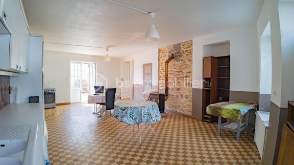Laissez vous charmer par cette belle maison berrichonne de caractère chargée d'histoire. Cette propriété, qui s'apparente à un ancien relais de poste, érigée au tout début du 20ème siècle saura vous surprendre par ses volumes et sa luminosité.

Avec ses 205m² habitables, cette grande maison située dans un village aux portes du Berry est idéale pour profiter d'une vie familiale au calme. Le confort intérieur est assuré par un réseau de chauffage central alimenté par une chaudière à granulés de bois. Ce mode de chauffage économique, utilisant une énergie renouvelable qui se prête parfaitement au cadre environnant des lieux, permet une gestion optimale de la consommation pour chacune des nombreuses pièces qui composent ce bien.

La visite débutera par la découverte de la terrasse de 50m², idéale pour profiter des beaux jours en famille ou entre amis. Vous entrerez ensuite par la grande cuisine séparée de 40m² aménagée et équipée. Cette véritable pièce à part entière de la maison accueille un poêle à bois offrant la possibilité d'un chauffage d'appoint. Le séjour de 34m² qui s'ouvrira à vous saura vous impressionner par ses grandes ouvertures et sa baie vitrée donnant sur le terrain. Elles laisseront entrer une belle luminosité sur cette agréable pièce dans laquelle vous trouverez une impressionnante cheminée et son insert à bois fonctionnel pour embellir et réchauffer vos soirées d'hiver.

La suite de la visite vous emmènera sur une seconde entrée de 15m², située sur le coté opposé de la maison, qui donne accès à la première salle d'eau et à une première chambre de 11m². La proximité des pièces offre une très belle possibilité de vie de plein pied. Cette entrée donne également l'accès à un très bel escalier menant à une partie de la maison toujours aussi surprenante.

À l'étage vous découvrirez un grand palier de 22m² desservant une seconde salle d'eau de 10m² ainsi que 4 chambres d'une superficie de 17m² pour deux d'entre elles, 18m² pour la troisième et 20m² pour la dernière. Cette dernière chambre donne accès, en enfilade, à un grand dégagement en grande partie aménagé comprenant un dressing de 5m².

Un second escalier vous permettra de redescendre dans la réserve de 38m² accueillant la chaufferie et la laverie. Un véritable atout pour satisfaire une vie de famille.

Le joli terrain arboré d'une superficie de 1250m² offre un espace de jeu et de détente dans un cadre de vie calme et sans vis-à-vis notable. Une première dépendance de 20m² se trouvant à proximité de la maison vous permettra de ranger les outils nécessaires à son entretien. Un garage de 22m² et son grand atelier de 60m² à restaurer qui devaient, jadis, faire office d'accueil pour le changement de chevaux, vous renverront à toute l'histoire de ce bien.

L'agencement de cette maison laisse également libre court à un projet professionnel. La grande cuisine et son salon séjour permettent la projection pour la création d'un lieu de restauration et les grandes chambres vous permettront d'imaginer un accueil de type auberge ou maison d'hôte. L'ensemble garage et atelier pourrait offrir une possibilité de stationnement couvert d'une grande capacité.

Une maison pleine de caractère aux multiples facettes à venir découvrir sans tarder.

Plus de photo et surtout la vidéo sur mon site:
https://bskimmobilier.com/lenne-stephane-11317