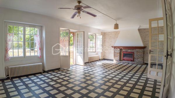 Laissez vous charmer par cette belle maison berrichonne de caractère chargée d'histoire. Cette propriété, qui s'apparente à un ancien relais de poste, érigée au tout début du 20ème siècle saura vous surprendre par ses volumes et sa luminosité.

Avec ses 205m² habitables, cette grande maison située dans un village aux portes du Berry est idéale pour profiter d'une vie familiale au calme. Le confort intérieur est assuré par un réseau de chauffage central alimenté par une chaudière à granulés de bois. Ce mode de chauffage économique, utilisant une énergie renouvelable qui se prête parfaitement au cadre environnant des lieux, permet une gestion optimale de la consommation pour chacune des nombreuses pièces qui composent ce bien.

La visite débutera par la découverte de la terrasse de 50m², idéale pour profiter des beaux jours en famille ou entre amis. Vous entrerez ensuite par la grande cuisine séparée de 40m² aménagée et équipée. Cette véritable pièce à part entière de la maison accueille un poêle à bois offrant la possibilité d'un chauffage d'appoint. Le séjour de 34m² qui s'ouvrira à vous saura vous impressionner par ses grandes ouvertures et sa baie vitrée donnant sur le terrain. Elles laisseront entrer une belle luminosité sur cette agréable pièce dans laquelle vous trouverez une impressionnante cheminée et son insert à bois fonctionnel pour embellir et réchauffer vos soirées d'hiver.

La suite de la visite vous emmènera sur une seconde entrée de 15m², située sur le coté opposé de la maison, qui donne accès à la première salle d'eau et à une première chambre de 11m². La proximité des pièces offre une très belle possibilité de vie de plein pied. Cette entrée donne également l'accès à un très bel escalier menant à une partie de la maison toujours aussi surprenante.

À l'étage vous découvrirez un grand palier de 22m² desservant une seconde salle d'eau de 10m² ainsi que 4 chambres d'une superficie de 17m² pour deux d'entre elles, 18m² pour la troisième et 20m² pour la dernière. Cette dernière chambre donne accès, en enfilade, à un grand dégagement en grande partie aménagé comprenant un dressing de 5m².

Un second escalier vous permettra de redescendre dans la réserve de 38m² accueillant la chaufferie et la laverie. Un véritable atout pour satisfaire une vie de famille.

Le joli terrain arboré d'une superficie de 1250m² offre un espace de jeu et de détente dans un cadre de vie calme et sans vis-à-vis notable. Une première dépendance de 20m² se trouvant à proximité de la maison vous permettra de ranger les outils nécessaires à son entretien. Un garage de 22m² et son grand atelier de 60m² à restaurer qui devaient, jadis, faire office d'accueil pour le changement de chevaux, vous renverront à toute l'histoire de ce bien.

L'agencement de cette maison laisse également libre court à un projet professionnel. La grande cuisine et son salon séjour permettent la projection pour la création d'un lieu de restauration et les grandes chambres vous permettront d'imaginer un accueil de type auberge ou maison d'hôte. L'ensemble garage et atelier pourrait offrir une possibilité de stationnement couvert d'une grande capacité.

Une maison pleine de caractère aux multiples facettes à venir découvrir sans tarder.

Plus de photo et surtout la vidéo sur mon site:
https://bskimmobilier.com/lenne-stephane-11317