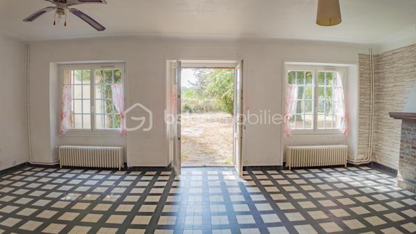 Laissez vous charmer par cette belle maison berrichonne de caractère chargée d'histoire. Cette propriété, qui s'apparente à un ancien relais de poste, érigée au tout début du 20ème siècle saura vous surprendre par ses volumes et sa luminosité.

Avec ses 205m² habitables, cette grande maison située dans un village aux portes du Berry est idéale pour profiter d'une vie familiale au calme. Le confort intérieur est assuré par un réseau de chauffage central alimenté par une chaudière à granulés de bois. Ce mode de chauffage économique, utilisant une énergie renouvelable qui se prête parfaitement au cadre environnant des lieux, permet une gestion optimale de la consommation pour chacune des nombreuses pièces qui composent ce bien.

La visite débutera par la découverte de la terrasse de 50m², idéale pour profiter des beaux jours en famille ou entre amis. Vous entrerez ensuite par la grande cuisine séparée de 40m² aménagée et équipée. Cette véritable pièce à part entière de la maison accueille un poêle à bois offrant la possibilité d'un chauffage d'appoint. Le séjour de 34m² qui s'ouvrira à vous saura vous impressionner par ses grandes ouvertures et sa baie vitrée donnant sur le terrain. Elles laisseront entrer une belle luminosité sur cette agréable pièce dans laquelle vous trouverez une impressionnante cheminée et son insert à bois fonctionnel pour embellir et réchauffer vos soirées d'hiver.

La suite de la visite vous emmènera sur une seconde entrée de 15m², située sur le coté opposé de la maison, qui donne accès à la première salle d'eau et à une première chambre de 11m². La proximité des pièces offre une très belle possibilité de vie de plein pied. Cette entrée donne également l'accès à un très bel escalier menant à une partie de la maison toujours aussi surprenante.

À l'étage vous découvrirez un grand palier de 22m² desservant une seconde salle d'eau de 10m² ainsi que 4 chambres d'une superficie de 17m² pour deux d'entre elles, 18m² pour la troisième et 20m² pour la dernière. Cette dernière chambre donne accès, en enfilade, à un grand dégagement en grande partie aménagé comprenant un dressing de 5m².

Un second escalier vous permettra de redescendre dans la réserve de 38m² accueillant la chaufferie et la laverie. Un véritable atout pour satisfaire une vie de famille.

Le joli terrain arboré d'une superficie de 1250m² offre un espace de jeu et de détente dans un cadre de vie calme et sans vis-à-vis notable. Une première dépendance de 20m² se trouvant à proximité de la maison vous permettra de ranger les outils nécessaires à son entretien. Un garage de 22m² et son grand atelier de 60m² à restaurer qui devaient, jadis, faire office d'accueil pour le changement de chevaux, vous renverront à toute l'histoire de ce bien.

L'agencement de cette maison laisse également libre court à un projet professionnel. La grande cuisine et son salon séjour permettent la projection pour la création d'un lieu de restauration et les grandes chambres vous permettront d'imaginer un accueil de type auberge ou maison d'hôte. L'ensemble garage et atelier pourrait offrir une possibilité de stationnement couvert d'une grande capacité.

Une maison pleine de caractère aux multiples facettes à venir découvrir sans tarder.

Plus de photo et surtout la vidéo sur mon site:
https://bskimmobilier.com/lenne-stephane-11317
