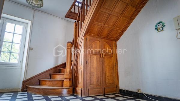 Laissez vous charmer par cette belle maison berrichonne de caractère chargée d'histoire. Cette propriété, qui s'apparente à un ancien relais de poste, érigée au tout début du 20ème siècle saura vous surprendre par ses volumes et sa luminosité.

Avec ses 205m² habitables, cette grande maison située dans un village aux portes du Berry est idéale pour profiter d'une vie familiale au calme. Le confort intérieur est assuré par un réseau de chauffage central alimenté par une chaudière à granulés de bois. Ce mode de chauffage économique, utilisant une énergie renouvelable qui se prête parfaitement au cadre environnant des lieux, permet une gestion optimale de la consommation pour chacune des nombreuses pièces qui composent ce bien.

La visite débutera par la découverte de la terrasse de 50m², idéale pour profiter des beaux jours en famille ou entre amis. Vous entrerez ensuite par la grande cuisine séparée de 40m² aménagée et équipée. Cette véritable pièce à part entière de la maison accueille un poêle à bois offrant la possibilité d'un chauffage d'appoint. Le séjour de 34m² qui s'ouvrira à vous saura vous impressionner par ses grandes ouvertures et sa baie vitrée donnant sur le terrain. Elles laisseront entrer une belle luminosité sur cette agréable pièce dans laquelle vous trouverez une impressionnante cheminée et son insert à bois fonctionnel pour embellir et réchauffer vos soirées d'hiver.

La suite de la visite vous emmènera sur une seconde entrée de 15m², située sur le coté opposé de la maison, qui donne accès à la première salle d'eau et à une première chambre de 11m². La proximité des pièces offre une très belle possibilité de vie de plein pied. Cette entrée donne également l'accès à un très bel escalier menant à une partie de la maison toujours aussi surprenante.

À l'étage vous découvrirez un grand palier de 22m² desservant une seconde salle d'eau de 10m² ainsi que 4 chambres d'une superficie de 17m² pour deux d'entre elles, 18m² pour la troisième et 20m² pour la dernière. Cette dernière chambre donne accès, en enfilade, à un grand dégagement en grande partie aménagé comprenant un dressing de 5m².

Un second escalier vous permettra de redescendre dans la réserve de 38m² accueillant la chaufferie et la laverie. Un véritable atout pour satisfaire une vie de famille.

Le joli terrain arboré d'une superficie de 1250m² offre un espace de jeu et de détente dans un cadre de vie calme et sans vis-à-vis notable. Une première dépendance de 20m² se trouvant à proximité de la maison vous permettra de ranger les outils nécessaires à son entretien. Un garage de 22m² et son grand atelier de 60m² à restaurer qui devaient, jadis, faire office d'accueil pour le changement de chevaux, vous renverront à toute l'histoire de ce bien.

L'agencement de cette maison laisse également libre court à un projet professionnel. La grande cuisine et son salon séjour permettent la projection pour la création d'un lieu de restauration et les grandes chambres vous permettront d'imaginer un accueil de type auberge ou maison d'hôte. L'ensemble garage et atelier pourrait offrir une possibilité de stationnement couvert d'une grande capacité.

Une maison pleine de caractère aux multiples facettes à venir découvrir sans tarder.

Plus de photo et surtout la vidéo sur mon site:
https://bskimmobilier.com/lenne-stephane-11317