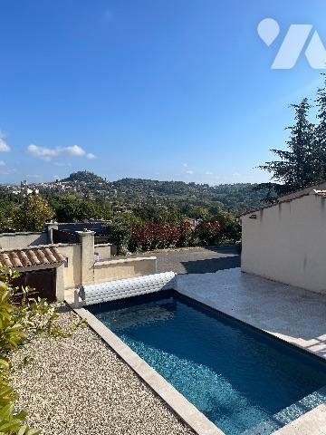 A FORCALQUIER, à vendre maison de 140m² habitables avec garage, piscine et terrains clos de 881m².