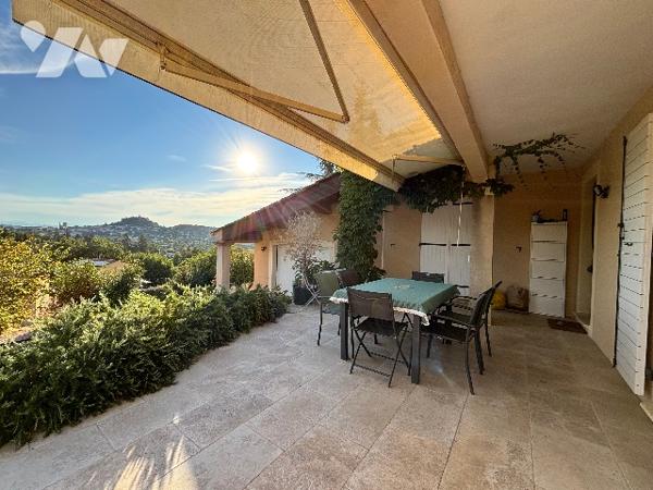 A FORCALQUIER, à vendre maison de 140m² habitables avec garage, piscine et terrains clos de 881m².