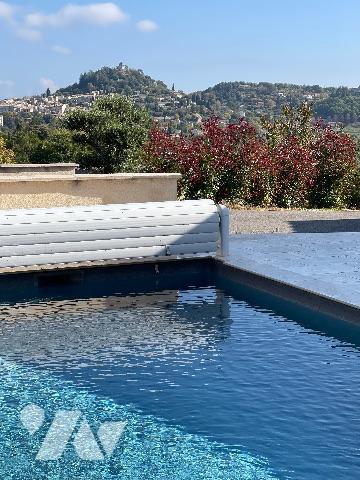 A FORCALQUIER, à vendre maison de 140m² habitables avec garage, piscine et terrains clos de 881m².