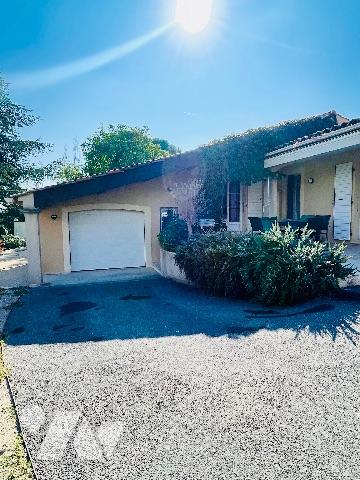 A FORCALQUIER, à vendre maison de 140m² habitables avec garage, piscine et terrains clos de 881m².