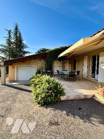 A FORCALQUIER, à vendre maison de 140m² habitables avec garage, piscine et terrains clos de 881m².