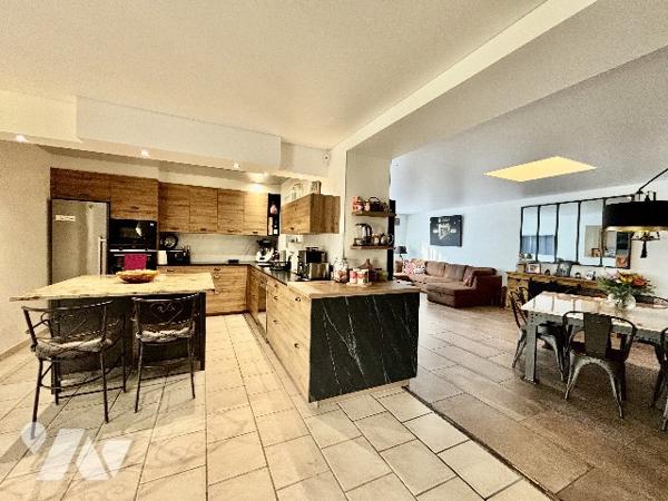 A FORCALQUIER, à vendre maison de 140m² habitables avec garage, piscine et terrains clos de 881m².