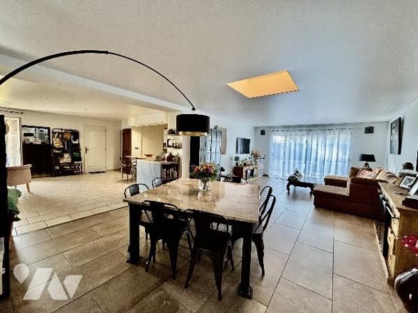 A FORCALQUIER, à vendre maison de 140m² habitables avec garage, piscine et terrains clos de 881m².