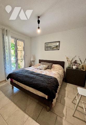 A FORCALQUIER, à vendre maison de 140m² habitables avec garage, piscine et terrains clos de 881m².