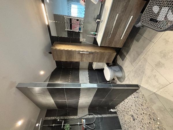 A FORCALQUIER, à vendre maison de 140m² habitables avec garage, piscine et terrains clos de 881m².