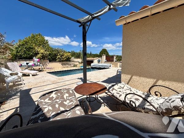 A FORCALQUIER, à vendre maison de 140m² habitables avec garage, piscine et terrains clos de 881m².