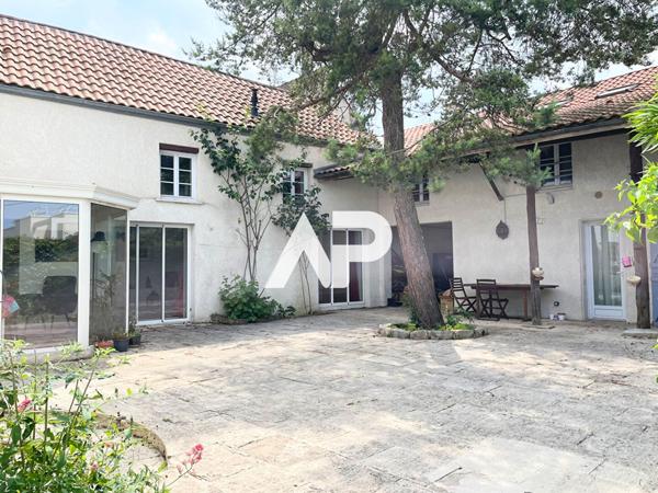 Maison 10 pièce(s) 280 m2 €595 000 ** - Référence 1553