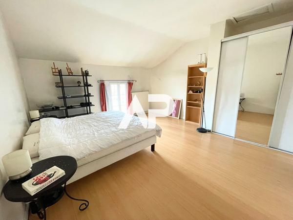 Maison 10 pièce(s) 280 m2 €595 000 ** - Référence 1553