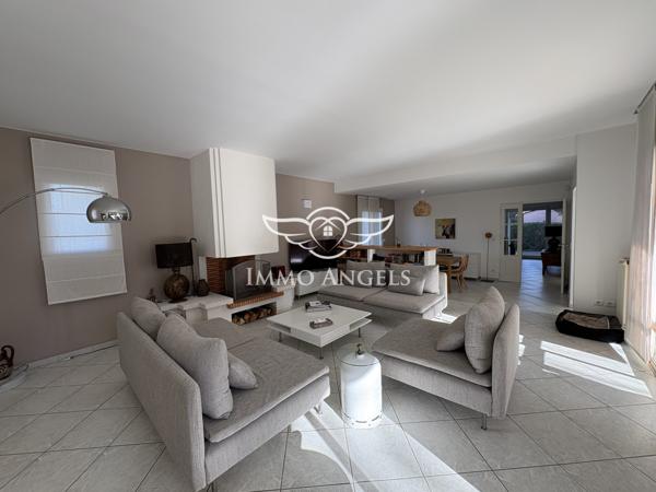 MAISON D'ARCHITECTE-4 CHAMBRES-PISCINE-DOUBLE GARAGE-PARCELLE ARBOREE DE 940 M2