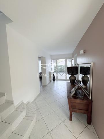 MAISON D'ARCHITECTE-4 CHAMBRES-PISCINE-DOUBLE GARAGE-PARCELLE ARBOREE DE 940 M2