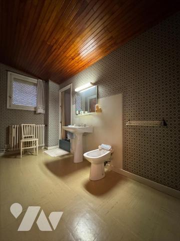 PROCHE CENTRE, GRAND HABITATION FAMILIALE AVEC JARDIN