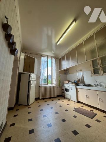 PROCHE CENTRE, GRAND HABITATION FAMILIALE AVEC JARDIN