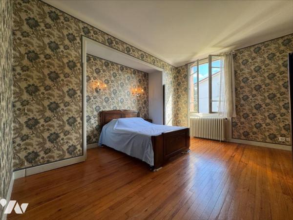 PROCHE CENTRE, GRAND HABITATION FAMILIALE AVEC JARDIN