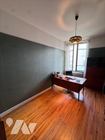 PROCHE CENTRE, GRAND HABITATION FAMILIALE AVEC JARDIN