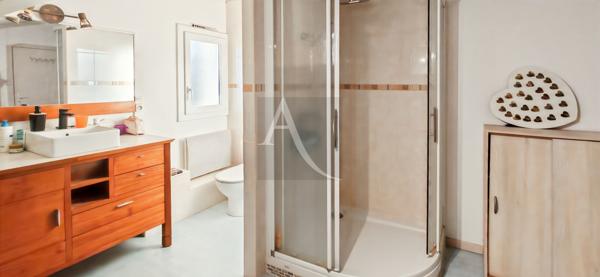 Maison avec piscine sur 1200 m2 de terrain clos