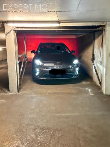 Paris (75010) À LOUER - GRAND BOX EN SOUS-SOL - RUE DE DUNKERQUE, PARIS 10e