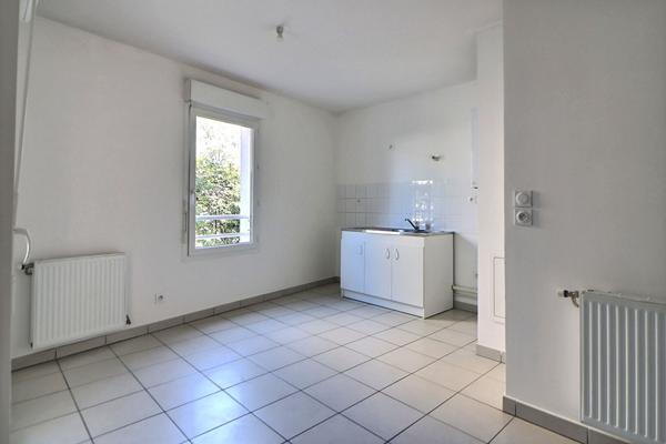 Appartement rez-de-jardin Saint Priest Centre Ville 3 pièces 57 m2, terrasse, jardin 28.40m2, garage fermé en sous-sol