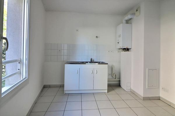 Appartement rez-de-jardin Saint Priest Centre Ville 3 pièces 57 m2, terrasse, jardin 28.40m2, garage fermé en sous-sol