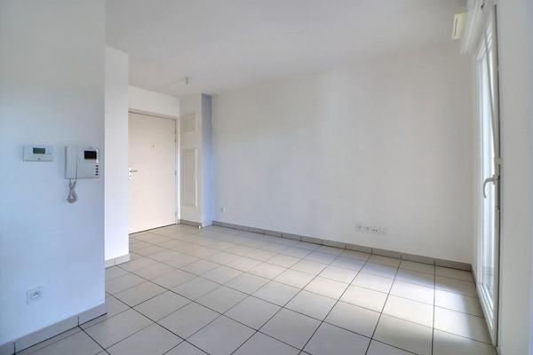 Appartement rez-de-jardin Saint Priest Centre Ville 3 pièces 57 m2, terrasse, jardin 28.40m2, garage fermé en sous-sol