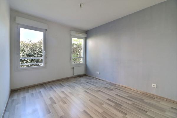 Appartement rez-de-jardin Saint Priest Centre Ville 3 pièces 57 m2, terrasse, jardin 28.40m2, garage fermé en sous-sol