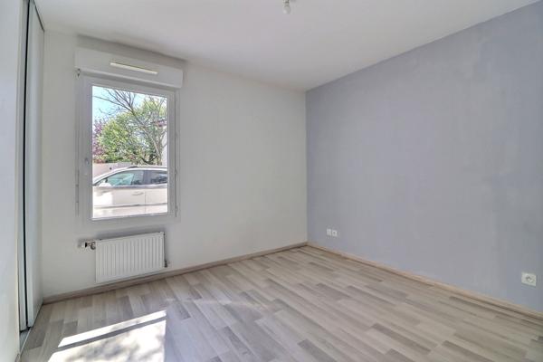 Appartement rez-de-jardin Saint Priest Centre Ville 3 pièces 57 m2, terrasse, jardin 28.40m2, garage fermé en sous-sol