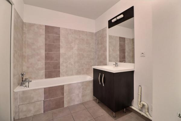 Appartement rez-de-jardin Saint Priest Centre Ville 3 pièces 57 m2, terrasse, jardin 28.40m2, garage fermé en sous-sol