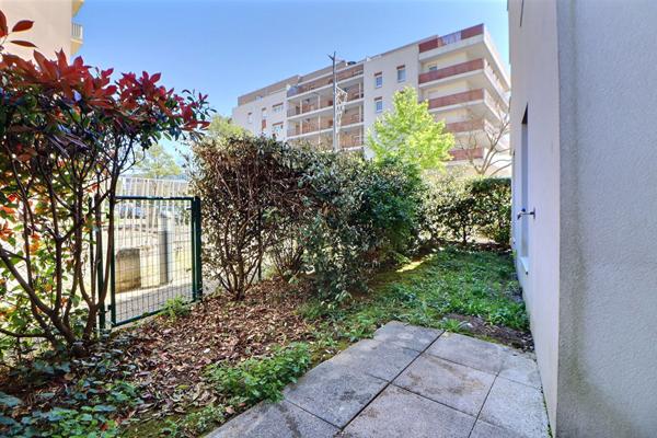 Appartement rez-de-jardin Saint Priest Centre Ville 3 pièces 57 m2, terrasse, jardin 28.40m2, garage fermé en sous-sol