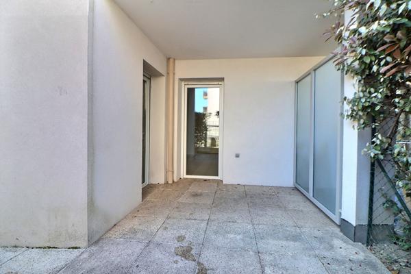 Appartement rez-de-jardin Saint Priest Centre Ville 3 pièces 57 m2, terrasse, jardin 28.40m2, garage fermé en sous-sol