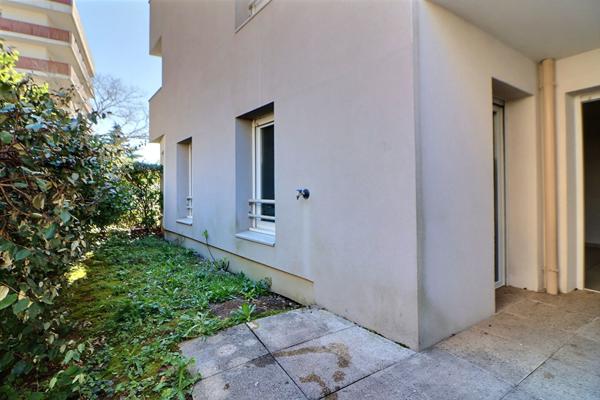 Appartement rez-de-jardin Saint Priest Centre Ville 3 pièces 57 m2, terrasse, jardin 28.40m2, garage fermé en sous-sol