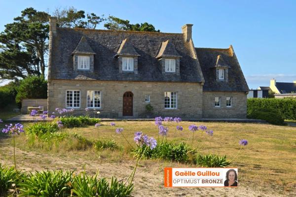 CLÉDER – Propriété familiale en bord de mer avec vaste terrain constructible de 4200 m²