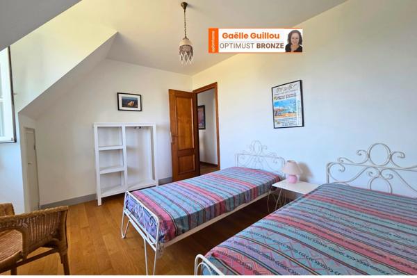 CLÉDER – Propriété familiale en bord de mer avec vaste terrain constructible de 4200 m²