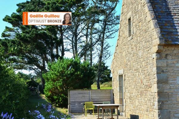 CLÉDER – Propriété familiale en bord de mer avec vaste terrain constructible de 4200 m²