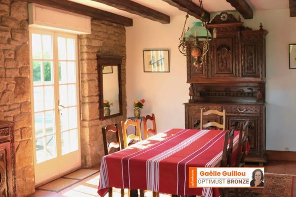 CLÉDER – Propriété familiale en bord de mer avec vaste terrain constructible de 4200 m²