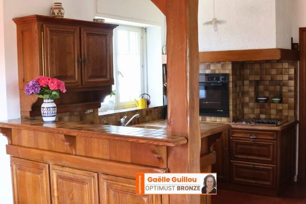 CLÉDER – Propriété familiale en bord de mer avec vaste terrain constructible de 4200 m²