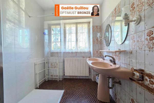 CLÉDER – Propriété familiale en bord de mer avec vaste terrain constructible de 4200 m²