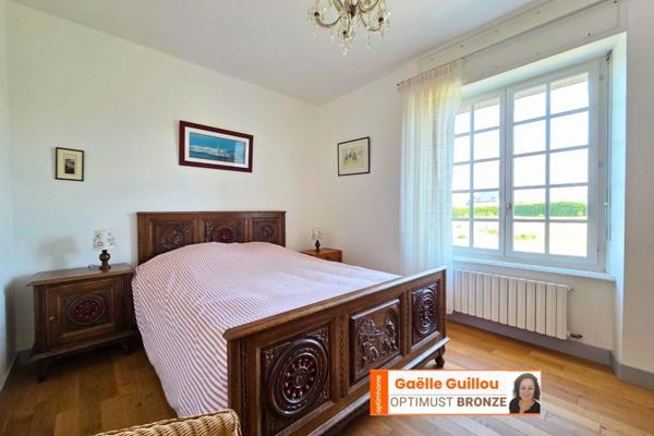 CLÉDER – Propriété familiale en bord de mer avec vaste terrain constructible de 4200 m²