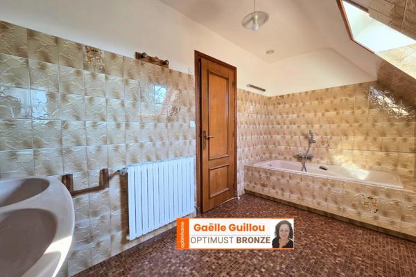 CLÉDER – Propriété familiale en bord de mer avec vaste terrain constructible de 4200 m²