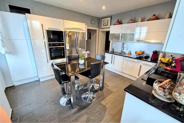 Maison 7 pièces - 300 m²