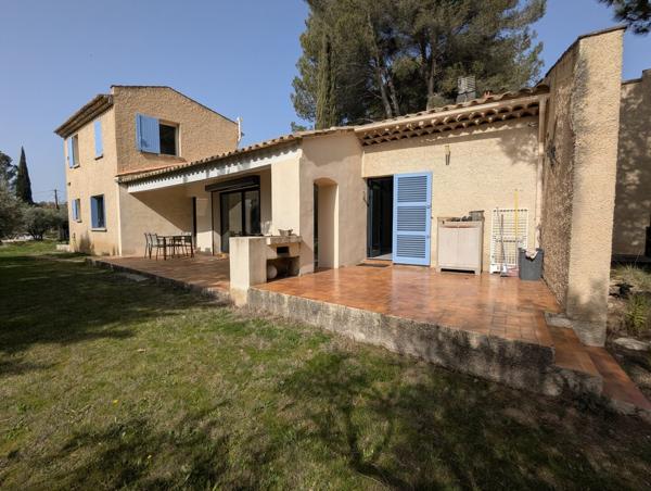 Villa d'architecte avec piscine sur 2880m² de terrain 570 000 € H.A.I.*