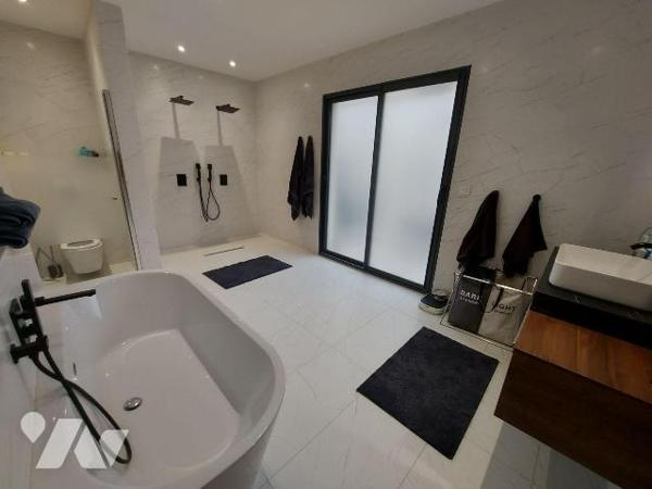 ROMORANTIN - MAISON CONTEMPORAINE DE PLAIN-PIED - 228 m² - BELLES PRESTATIONS, Dans un quartier...