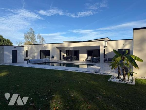 ROMORANTIN - MAISON CONTEMPORAINE DE PLAIN-PIED - 228 m² - BELLES PRESTATIONS, Dans un quartier...