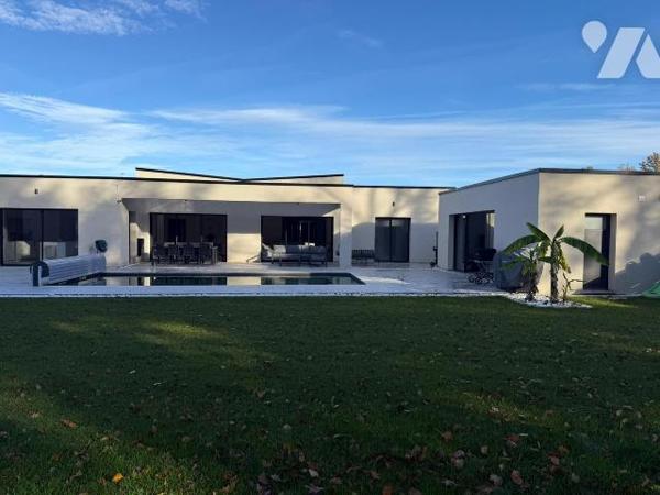 ROMORANTIN - MAISON CONTEMPORAINE DE PLAIN-PIED - 228 m² - BELLES PRESTATIONS, Dans un quartier...