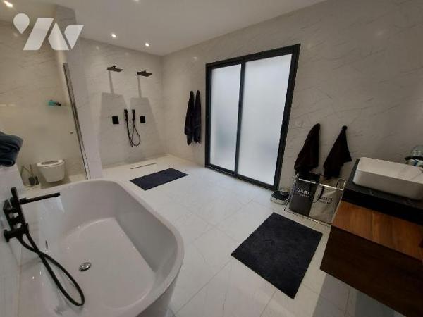 ROMORANTIN - MAISON CONTEMPORAINE DE PLAIN-PIED - 228 m² - BELLES PRESTATIONS, Dans un quartier...