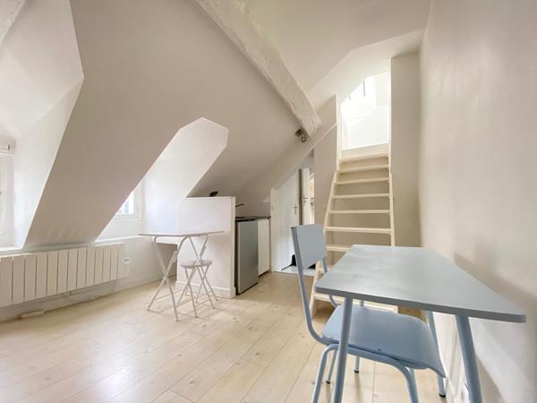 Beau studio atypique- Dernier étage.
