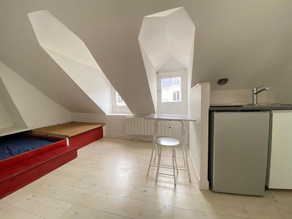 Beau studio atypique- Dernier étage.
